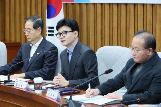 국민의힘 한동훈 비상대책위원장(사진 가운데)이 14일 오전 국회에서 열린 제16차 고위 당정 협의회에서 인사말을 하고 있다. 사진=연합뉴스