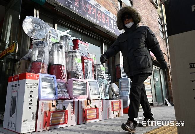 북극에서 남하하는 찬 공기로 전국적으로 한파특보가 발효된 18일 서울 용산구 전자상가의 한 가전매장 앞에 난방기기가 전진 배치돼 있다. 기상청에 따르면 이날 아침 최저기온은 영하 11도이며 체감온도는 영하 18도까지 떨어질 것으로 전망했다. 김민수기자 mskim@etnews.com 2023.12.18