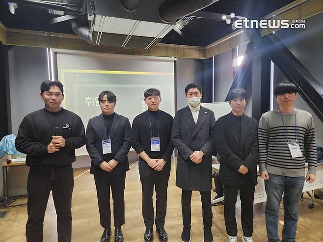 한국게임이용자협회는 13일 서울 마포구 문화비축기지에서 창립총회를 열고 공식 정관 승인과 초대 임원진 선출을 진행했다. 초대 회장 이철우 게임전문 변호사(왼쪽 첫번째)와 임원진이 기념촬영했다.