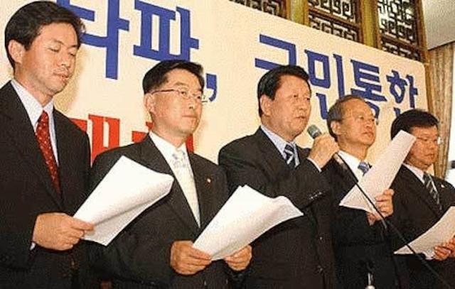2003년 7월 7일 국회에서 김영춘(왼쪽부터) 안영근 이우재 이부영 김부겸 한나라당 의원이 탈당 선언을 하고 있다. 이후 이들은 열린우리당으로 당적을 옮겼다. 연합뉴스