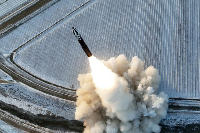 북한이 2023년 12월18일 발사한 고체연료 기반의 신형 대륙간탄도미사일(ICBM) 화성-18형이 솟구쳐오르고 있다. 평양=노동신문 뉴스1