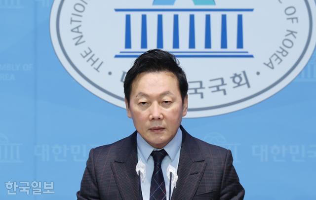 정봉주 더불어민주당 교육연수원장이 지난 8일 국회에서 4월 총선에서 박용진 의원 지역구인 서울 강북을에 출마하겠다고 밝히고 있다. 그는 박 의원을 향해 "잠시 쉬어도 괜찮다"고 저격하기도 했다. 연합뉴스