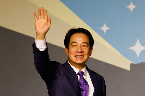 13일 밤 대만 타이베이에서 민진당의 라이칭더 후보가 총통 선거에서 승리를 선언한 뒤 취재진 앞에 손을 흔들고 있다. 로이터=연합뉴스