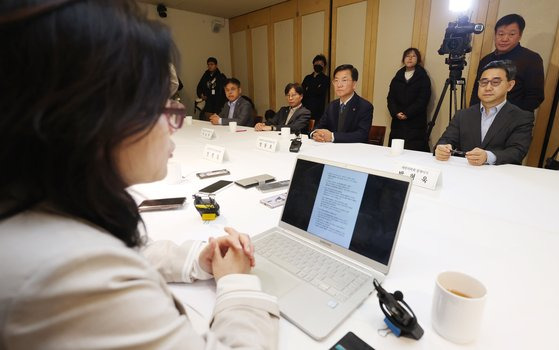 양동호 대한의사협회 의료현안협의체 협상단장(오른쪽 두번째)이 10일 오후 서울 중구 컨퍼런스하우스 달개비에서 열린 제24차 의료현안협의체 회의에서 김한숙 보건복지부 보건의료정책과장의 모두 발언을 듣고 있다. 뉴스1