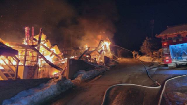 ▲ 13일 오후 7시42분쯤 평창군 대관령면 용산리에 위치한 한옥호텔에서 불이 나 건물 3동이 전소되고 2동의 일부가 불에 탔다. [강원특별자치도소방본부 제공]