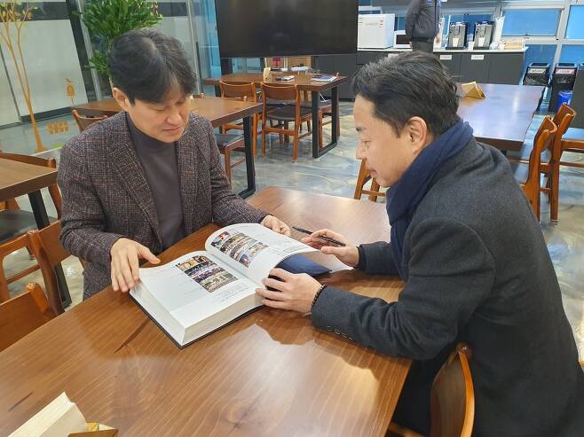 이철행 전무(왼쪽)와 정창호 팀장이 일진그룹 역사에 대해 살펴보고 있다. 홍성=윤현주 기자