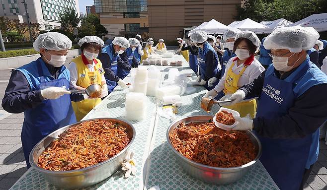 지난해 10월 6일 대구 수성구 DGB대구은행 본점에서 열린 DGB대구은행 창립 56주년 기념 사랑의 도시락 행사에서 대구은행 직원, 대한적십자사 봉사자 등 80여명이 도시락 포장 작업을 하고 있다. 연합뉴스