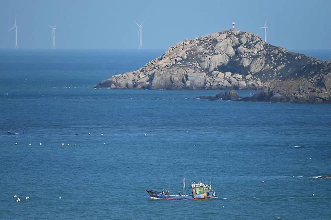 A fishing boat sails at the north end of Pingtan Island, the closest point in China to Taiwan's main island, in China's southeast Fujian province on Jan. 14, the morning after Taiwan's presidential election. (AFP-Yonhap)