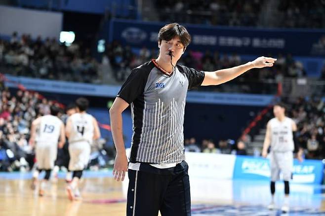 2쿼터에 심판으로 경기를 소화한 허일영. 한국농구연맹(KBL)