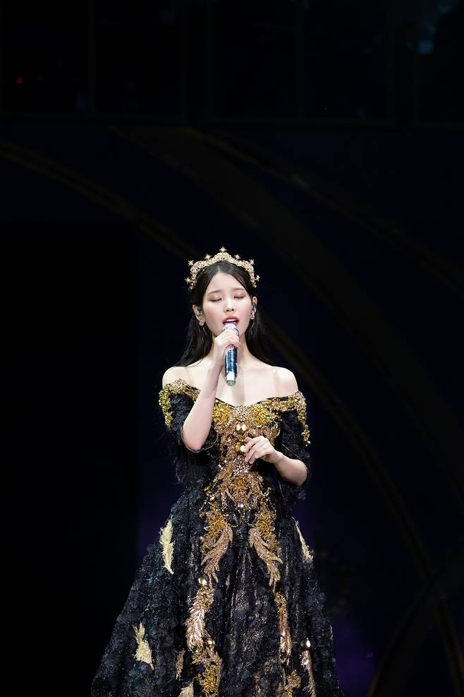 '아이유 콘서트: 더 골든 아워'의 한 장면. 사진제공=CJ CGV