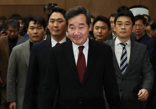 이낙연 더불어민주당 전 대표가 11일 국회에서 탈당 기자회견을 하기 위해 입장하고 있다. [사진 출처 = 연합뉴스]