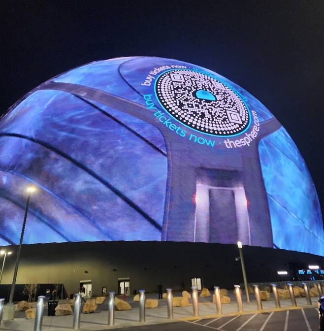 지난 11일 오후(현지시간) 가까이서 촬영한 미국 라스베이거스 'MSG 스피어' 외관 /사진=김지현 기자