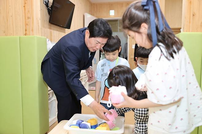 공영민 고흥군수가 군청내 직원 자녀 보육실을 방문해 아이들을 돌보고 있다. 고흥군 제공 *재판매 및 DB 금지