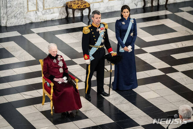 [코펜하겐(덴마크)=AP/뉴시스]마르그레테 2세 덴마크 여왕, 프레데릭 왕세자, 메리 왕세자비(왼쪽부터)가 지난 3일 코펜하겐의 크리스티안보르 왕궁에서 새해 인사차 왕궁을 찾은 외교 사절들을 맞고 있다. 마르그레테 2세 덴마크 여왕이 14일 52년 넘게 지켜온 덴마크 군주직에서 물러나고, 55세인 그녀의 장남이 프레데릭 10세로 덴마크의 새 국왕이 된다. 2024.01.14.