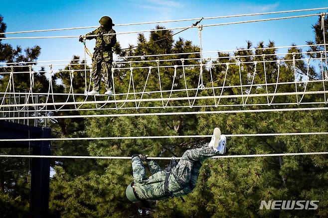 [포항=뉴시스] 안병철 기자 = 해병대 캠프 참가자들이 유격기초훈련 중 도하훈련을 하고 있다. (사진=해병대1사단 제공) 2024.01.14. photo@newsis.com