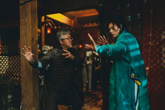 "외계인 2" 제작 현장에서 류준열과 대화 중인 최동훈 감독 / CJ ENM