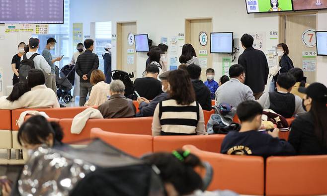 한 소아청소년과 병원에 독감 및 외래진료를 받으려는 어린이와 보호자들이 대기하고 있다. 연합뉴스