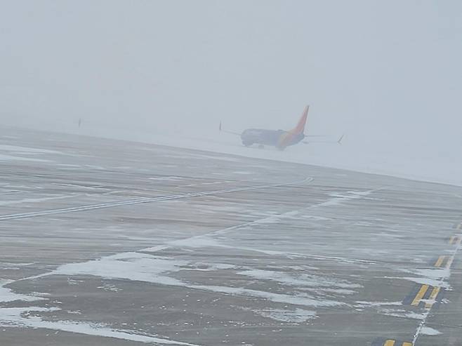 눈과 강풍 몰아친 미 아이오와주 디모인 공항 [촬영 조준형]