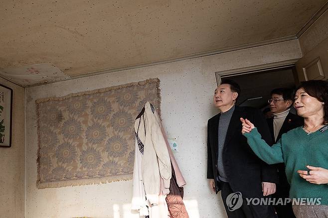1기 신도시 노후 아파트 점검하는 윤석열 대통령 (고양=연합뉴스) 홍해인 기자 = 윤석열 대통령이 10일 경기 고양시 일산동구 백송마을 5단지 아파트의 한 집을 방문해 주민에게서 안방 천장, 벽의 곰팡이 문제에 대한 고충을 듣고 있다.  2024.1.10  [대통령실 제공. 재판매 및 DB 금지] hihong@yna.co.kr