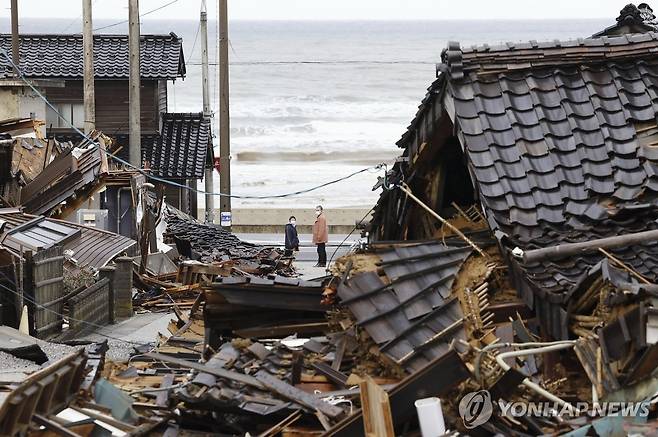 지진으로 주저앉은 와지마시 주택 [교도·AP 연합뉴스 자료사진. 재판매 및 DB 금지]