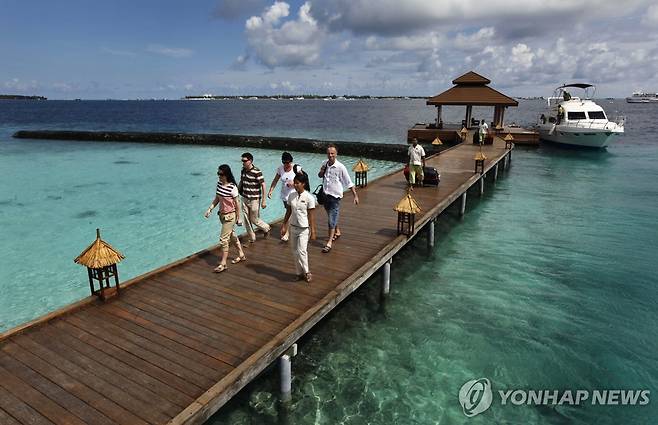 몰디브를 찾는 외국 관광객들(기사와 직접적 관련 없음) [AP 연합뉴스 자료사진. 재판매 및 DB 금지]