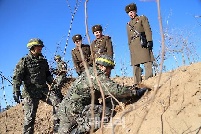 지난 2018년 12월 12일 남측 검증단이 북측 GP 불능화 여부를 검증하고 있는 모습을 언론에 공개한 사진이다. (사진=국방부)