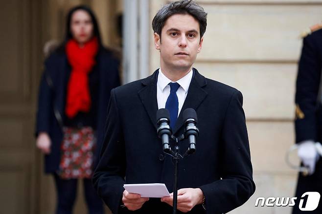34세인 가브리엘 아탈 새 프랑스 총리가 9일(현지시간) 파리에서 엘리자베트 보른 전 총리과 이양식서 연설을 하고 있다. 2024.1.10 ⓒ AFP=뉴스1 ⓒ News1 우동명 기자