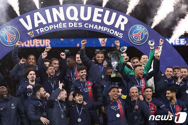 이강인과 PSG 선수들이 3일 (현지시간) 프랑스 파리의 파르크 데 프랭스에서 열린 경기서 툴루즈를 꺾고 프랑스 슈퍼컵 우승 트로피를 들고 기뻐하고 있다. 2024.1.4 ⓒ AFP=뉴스1 ⓒ News1 우동명 기자