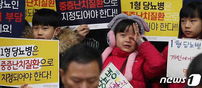 15일 오전 세종시 보람동 복합커뮤니티센터에서 열린 한국 1형당뇨병 환우회 회원들과 투병중인 소아·청소년 환우 2백 여명의 기자회견에 참석한 어린이가 1형당뇨의 중증난치질환 지정과 연령구분 없는 의료비 지원을 촉구하는 동안 눈물 짓고 있다. .2024.1.15/뉴스1 ⓒ News1 김기남 기자