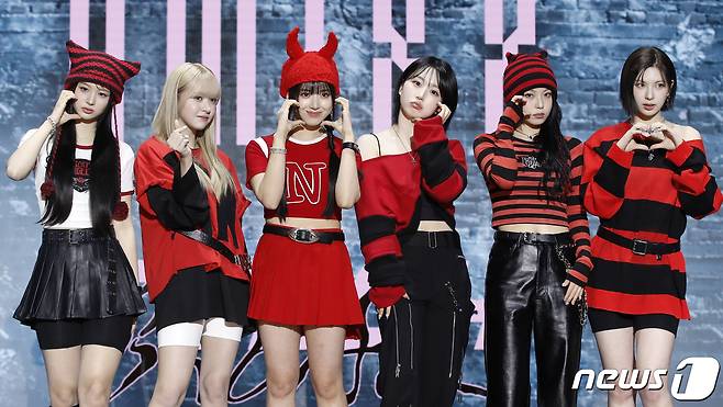 그룹 엔믹스의 설윤(왼쪽부터)과 릴리, 지우, 해원, 규진, 배이가 15일 오후 서울 송파구 소피텔 앰배서더 호텔에서 가진 두 번째 미니 앨범 '에프이쓰리오포: 브레이크‘(Fe3O4: BREAK) 발매 기념 기자간담회에서 하트를 그리고 있다. ⓒ News1 권현진 기자