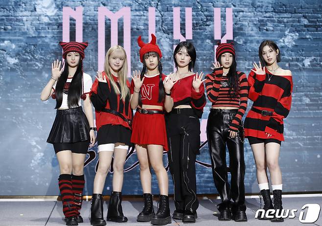 그룹 엔믹스의 설윤(왼쪽부터)과 릴리, 지우, 해원, 규진, 배이가 15일 오후 서울 송파구 소피텔 앰배서더 호텔에서 가진 두 번째 미니 앨범 '에프이쓰리오포: 브레이크‘(Fe3O4: BREAK) 발매 기념 기자간담회에서 포즈를 취하고 있다.  ⓒ News1 권현진 기자