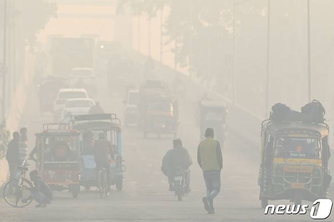 13일(현지시간) 인도 암리차르에서 시민들이 짙은 스모그를 뚫고 출근하고 있다. 2023.12.13 ⓒ AFP=뉴스1 ⓒ News1 박재하 기자