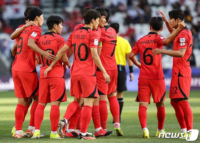 대한민국 축구대표팀 이강인이 15일(현지시간) 카타르 도하 자심 빈 하마드 스타디움에서 열린 2023 아시아축구연맹(AFC) 카타르 아시안컵 조별리그 E조 대한민국과 바레인의 경기에서 골을 넣고 동료 선수들과 기뻐하고 있다. 2024.1.15/뉴스1 ⓒ News1 김성진 기자