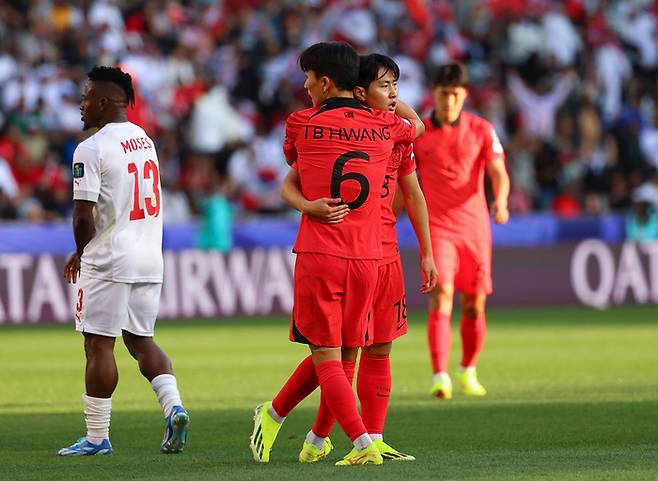 포옹하는 이강인-황인범. 도하 | 연합뉴스