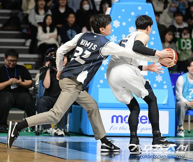 김주성을 제친 김종규. 그러나 김주성의 긴 팔이 순식간에 돌아 나와 공을 아웃시켰다.