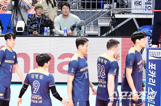 김지한과 우리카드를 응원하는 박정배 코치, 박정권 해설위원.