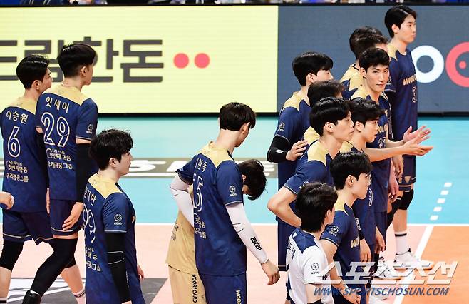 남자배구 선두 우리카드가 최근 4연패 늪에 빠졌다. 경기 종료 후 인사를 하고 있는 우리카드 선수들.