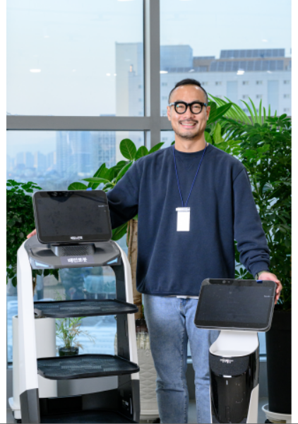 김민수 비로보틱스 대표와 자율주행 서빙로봇 '배민로봇'. (사진=비로보틱스)