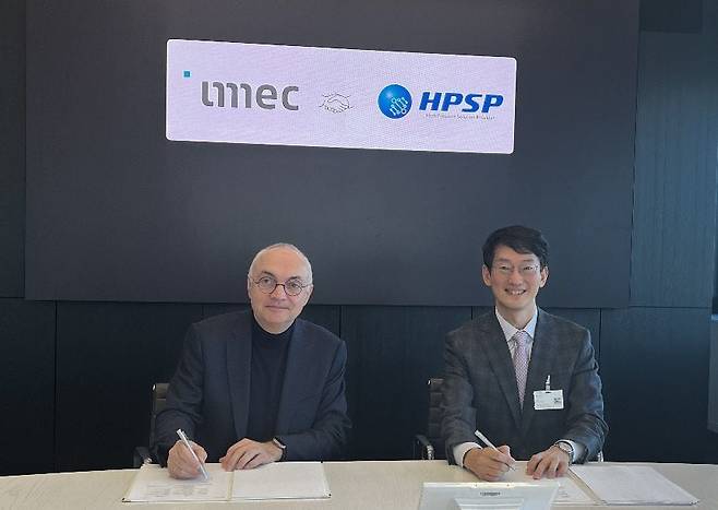 HPSP와 IMEC은 지난 10일 벨기에 루벤 IMEC 본사에서 고압어닐링공정(HPA) 및 고압산화공정(HPO)에 대한 연구개발을 강화하는 공동 연구개발 프로젝트협약을 체결했다. 왼쪽부터 뤽 반 덴 호브 imec 사장 겸 대표, 김용운 HPSP 대표이사./HPSP 제공