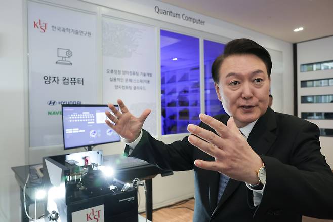 윤석열 대통령이 5일 서울 성북구 한국과학기술연구원(KIST)에서 열린 2024년 과학기술인·정보방송통신인 신년 인사회에 참석한 뒤 연구동에서 양자 컴퓨팅 관련 기술을 살펴보고 있다. R&D 예산 삭감은 윤 대통령의 지시로 이뤄졌다./대통령실