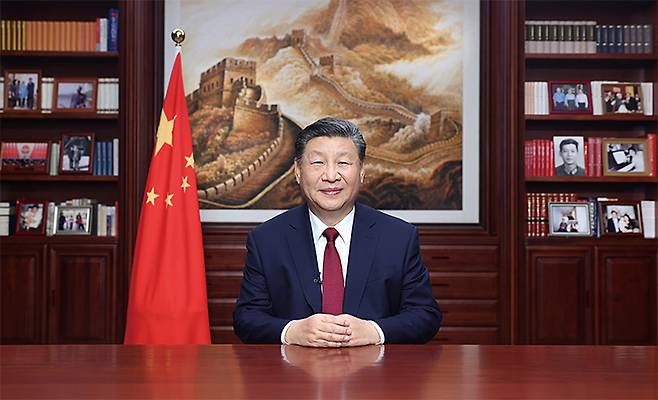 시진핑 중국 국가주석이 2023년 12월 31일 베이징 중난하이 집무실에서 새해 신년사를 발표했다. 사진 신화통신