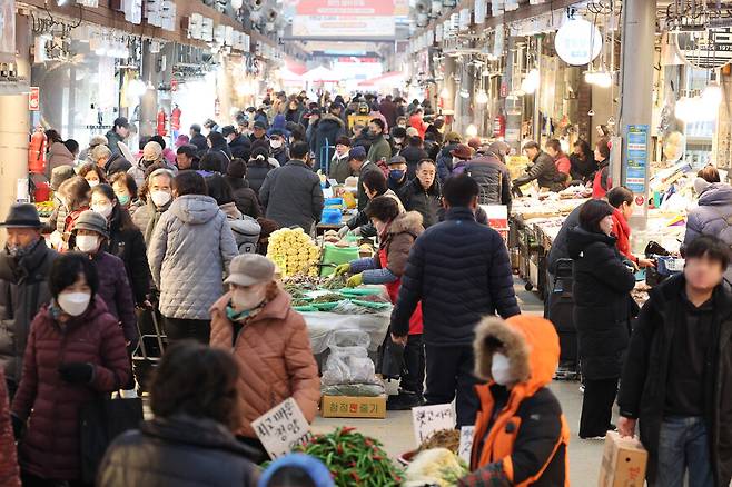 4일 서울 청량리 청과물 도매시장을 찾은 시민들이 장을 보고 있다. 연합뉴스