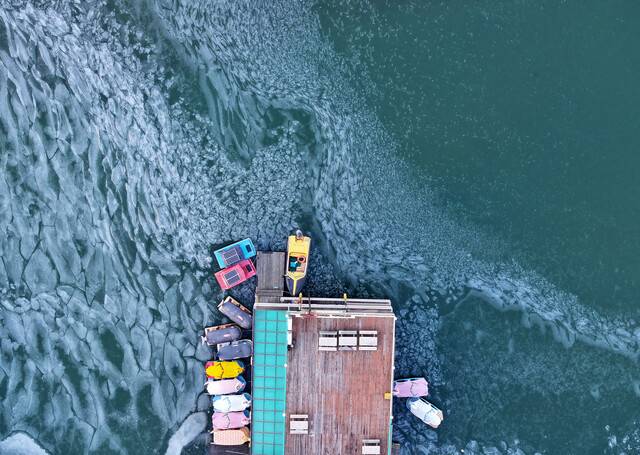 지난달 21일 오전 강원 춘천시 공지천이 얼어붙어 있다. 연합뉴스