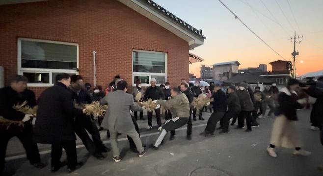 무형문화재로 지정된 ‘옥천 교평리 강줄 당기기’. 옥천군 제공
