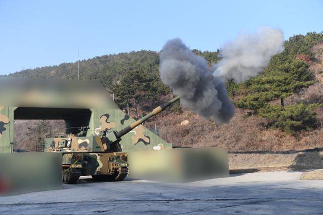 연평도 주민 대피령이 내려진 1월 5일 서북도서부대 K-9 자주포가 연평도에서 해상사격훈련을 하고 있다. 국방부 제공