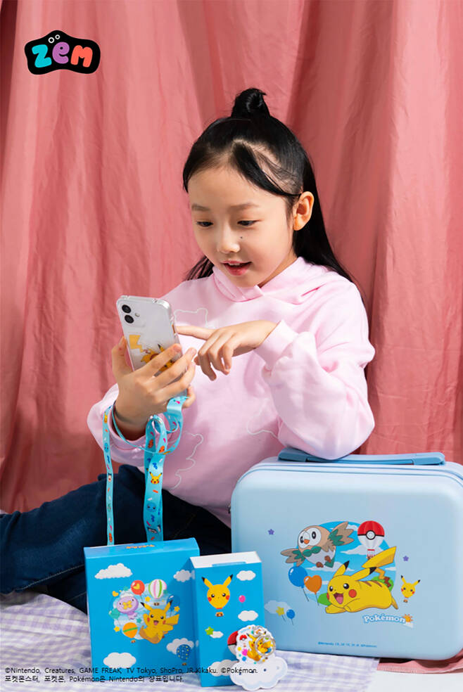 어린이 모델이 SK텔레콤 키즈폰 'ZEM폰 포켓몬 에디션2'를 소개하고 있다. SK텔레콤 제공