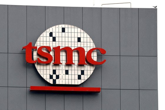 타이난에 위치한 TSMC 생산기지에 달려 있는 로고. 로이터=연합뉴스