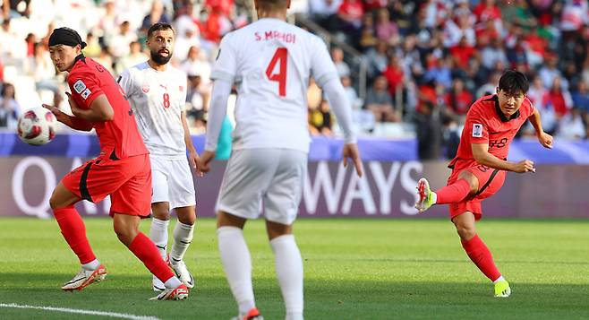 15일(현지시간) 카타르 도하 자심 빈 하마드 스타디움에서 열린 2023 아시아축구연맹(AFC) 아시안컵 조별리그 E조 한국과 바레인의 경기. 이강인이 골을 넣고 있다. 연합뉴스