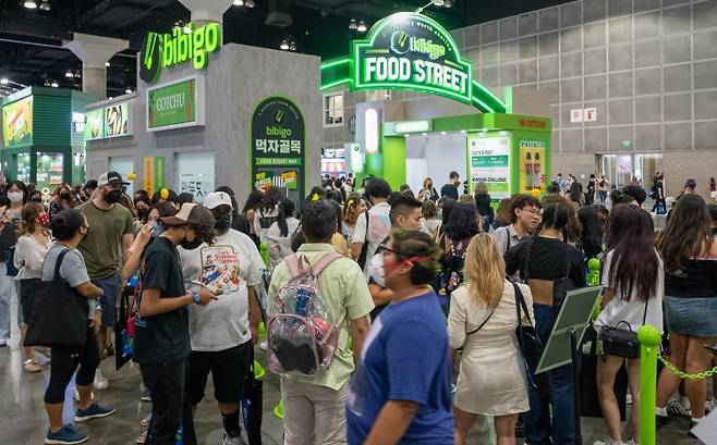 Visitors exploring the CJ Bibigo exhibition booth at the 2022 Los Angeles KCON event. (CJ CheilJedang)