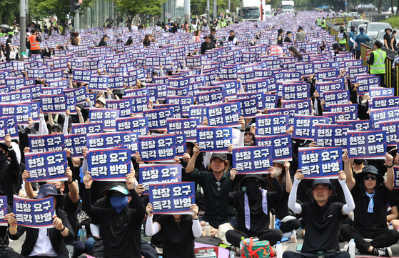 Teachers hold placards at a protest in front of the National Assembly in western Seoul on Aug. 26, calling for a bill that protects teachers’ rights. [YONHAP]